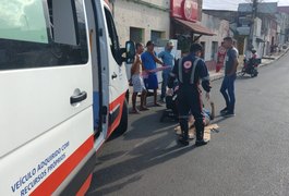 Mulher fica ferida após colidir em moto e cair de veículo no Centro de Arapiraca