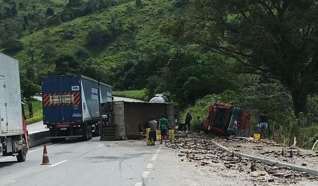 Caminhão que transportava cerveja é saqueado após tombar em Flexeiras