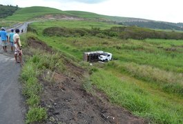 Acidente com carreta  deixa motorista com alguns ferimentos, na BR 101, em Alagoas
