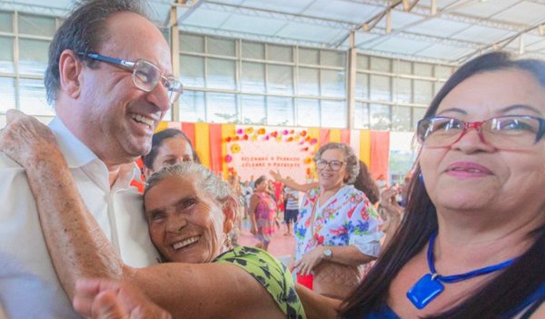 Prefeito Luciano Barbosa participa de baile social com idosos atendidos pelo Cras