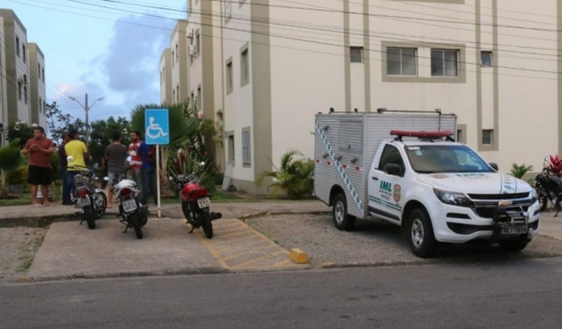 Mãe e filho são encontrados mortos dentro de apartamento