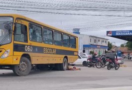 VÍDEO. Mulher fica embaixo de ônibus escolar após acidente no Trevo da Igrejinha, em Arapiraca