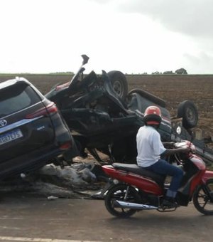 Vídeo: Após colisão com carro de passeio, caminhonete atinge poste e tomba em São Sebastião, AL