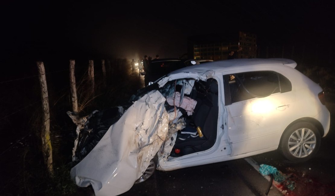 Motorista fica gravemente ferido após carro invadir a contramão e colidir em caminhão, na AL 115, no Agreste