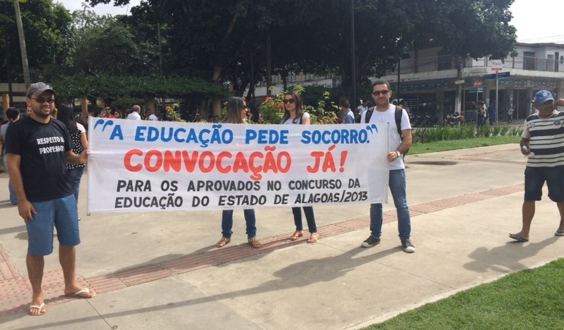 Professores estaduais realizam passeata em Arapiraca e cobram reajuste salarial