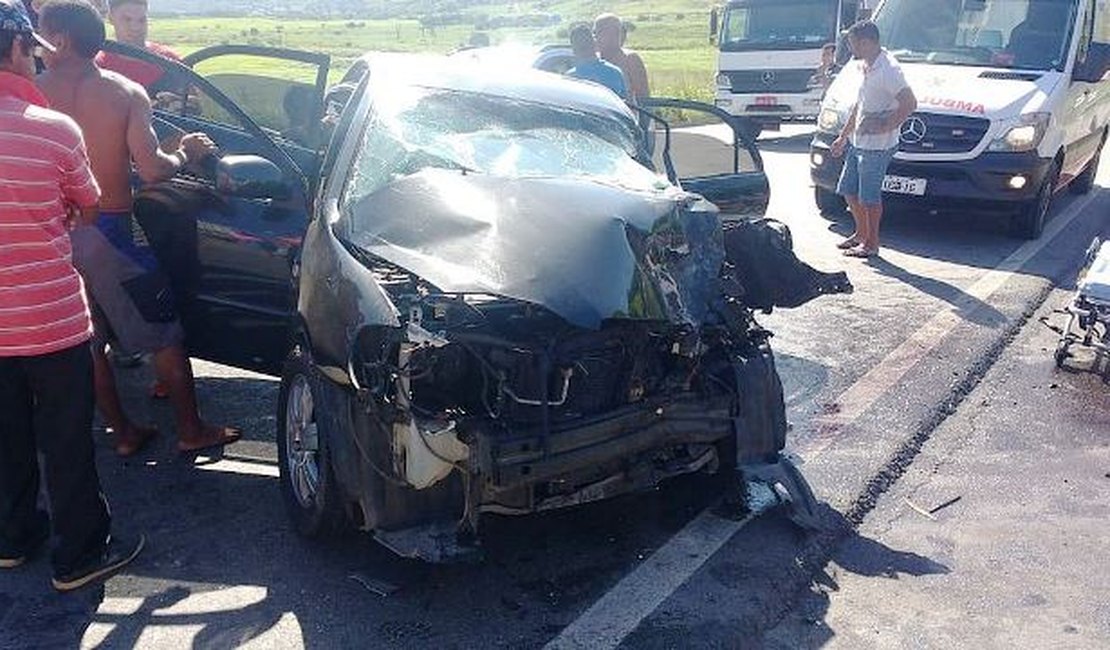 Colisão entre carro e caminhão deixa duas pessoas feridas na BR-101, em São Miguel dos Campos