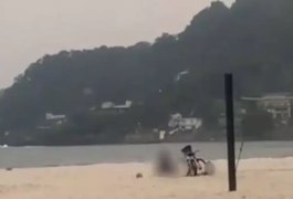 Casal é flagrado em momento íntimo na presença de criança em praia de SP