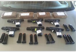 Operação integrada apreende 6 pistolas e 4 kg de pasta-base de cocaína e prender 5 suspeitos