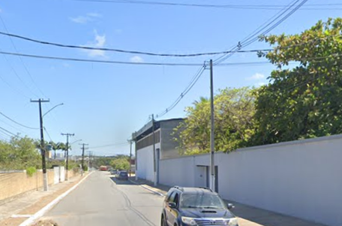 Jovem sofre queda de moto e recebe atendimento médico em Arapiraca