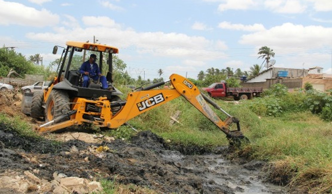 Prefeitura faz ação de limpeza na nascente do Riacho Piauí