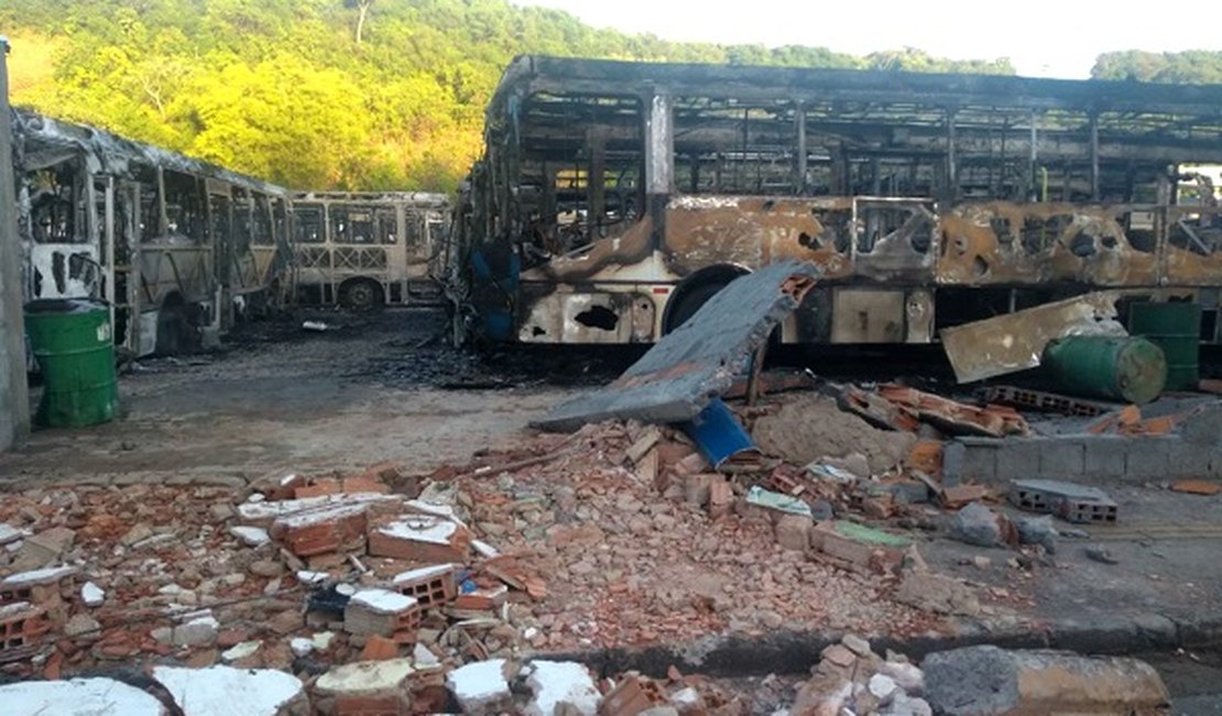 Incêndio em pátio de empresa de ônibus de Salvador destrói ao menos 58 coletivos