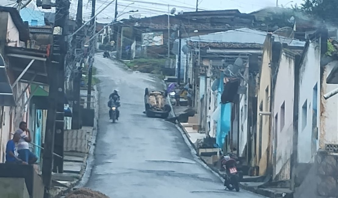 Motorista perde controle e capota carro em ladeira de Palmeira dos Índios