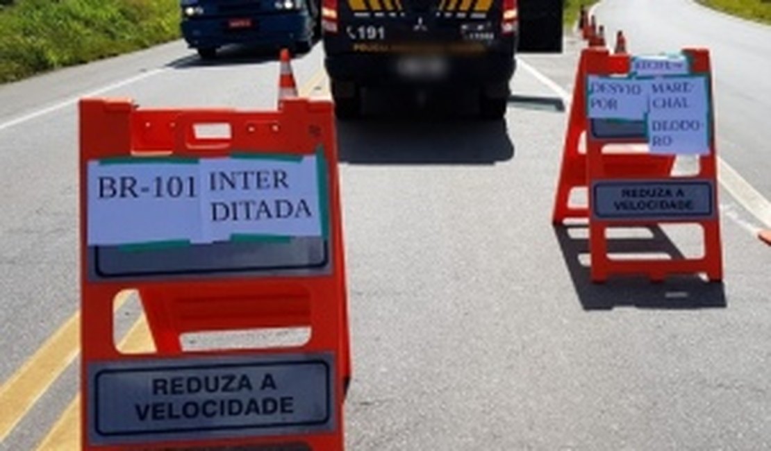 Trecho da BR-101 segue interditado por falta de peça para consertar vazamento
