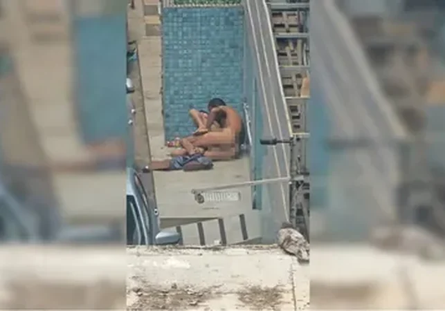 Casal em situação de rua é flagrado mantendo relação sexual em via pública