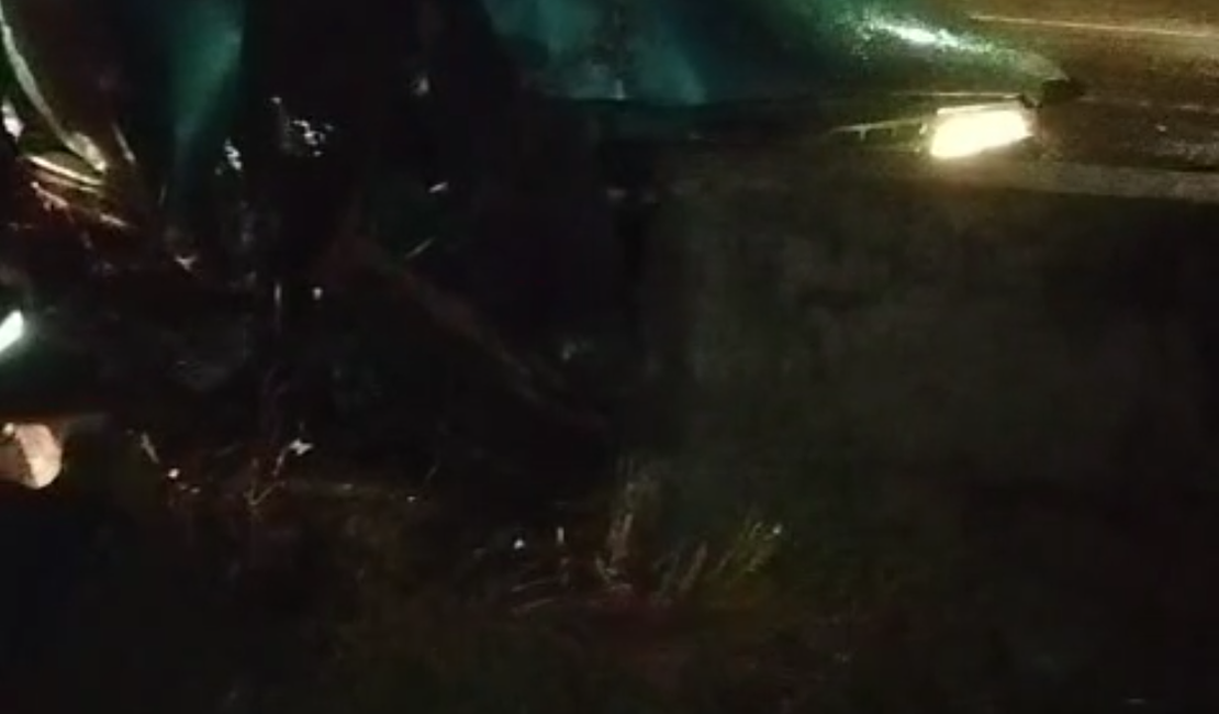 Motorista colide carro contra mureta inacabada na AL-110 e fica preso às ferragens, em Arapiraca