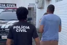 Polícia Civil prende líder de facção criminosa responsável por tráfico e homicídios em Cajueiro; assista