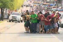 [VÍDEO] Assaltantes fazem escudo humano com 25 reféns e morrem após troca de tiros com a polícia
