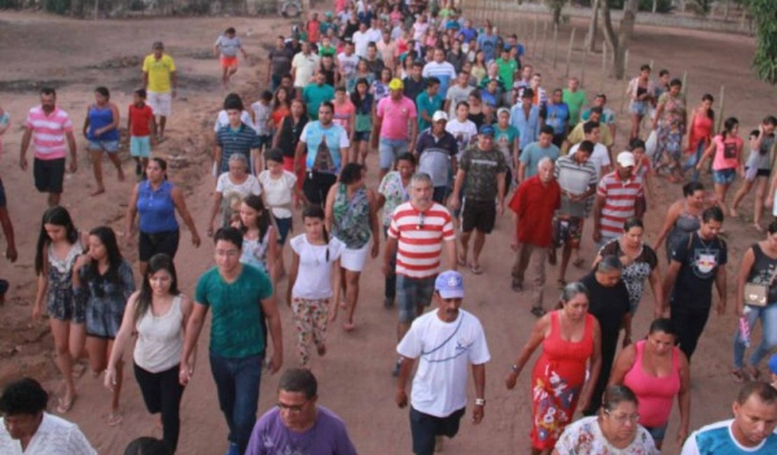 Moradores de Arapiraca renovam tradição e fé em procissão ao Morro Santo