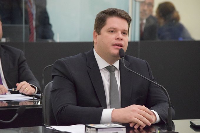 Davi Davino Filho é o único candidato a se posicionar sobre escândalo envolvendo o ministro Alexandre de Moraes