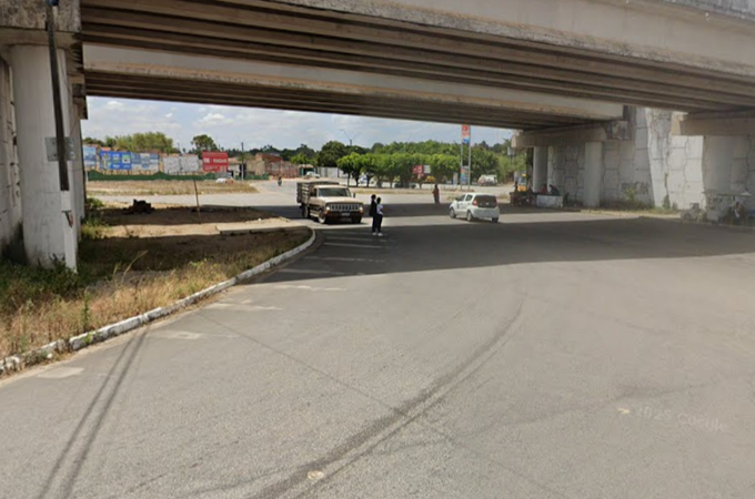 Carro capota após batida com outro veículo em São Sebastião