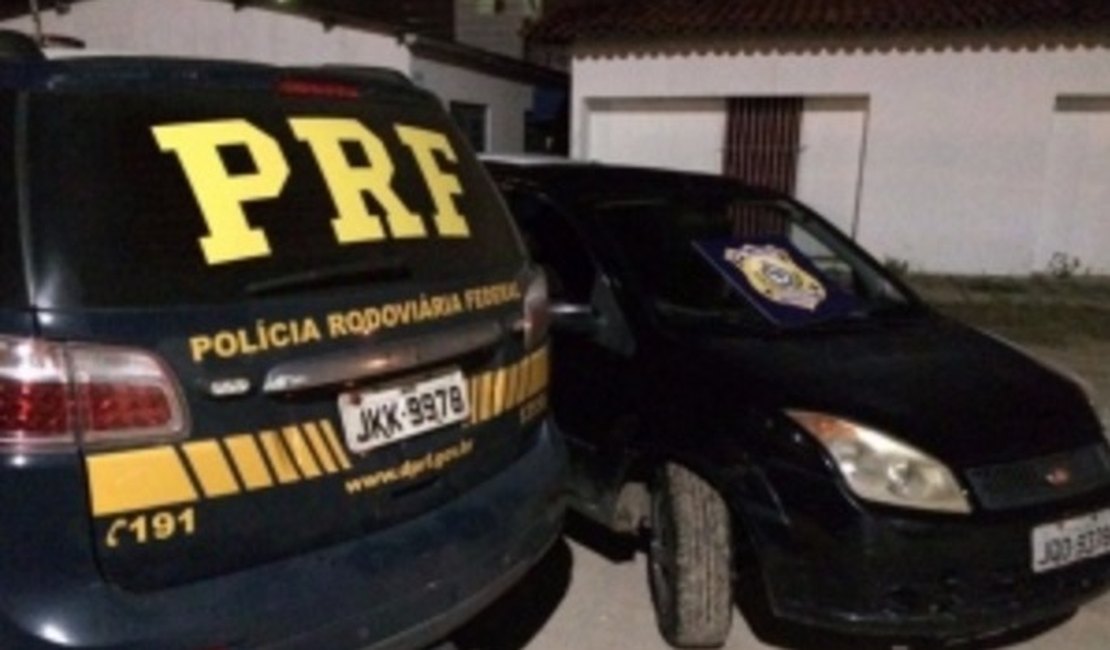 PRF recupera carros roubados e prende dois suspeitos na BR-101