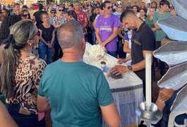 Adolescente de 15 anos que morreu em acidente com van escolar é sepultado em Coruripe