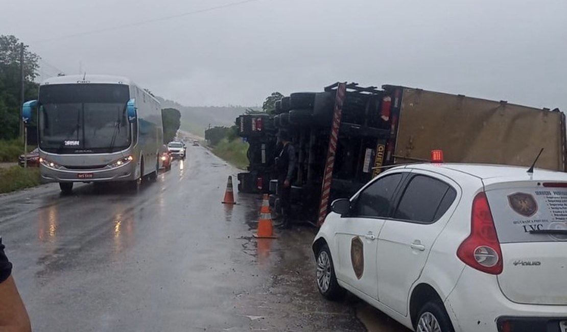 Motorista perde controle de carreta carregada e tomba veículo em rodovia alagoana