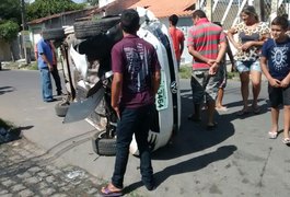 Veículo colide em árvore e tomba no bairro Manoel Teles, em Arapiraca