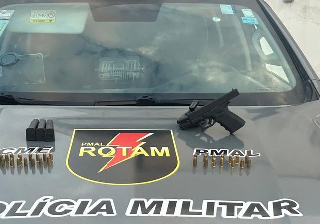 Arma de fogo escondida em guarda-roupa é apreendida dentro de condomínio em Maceió