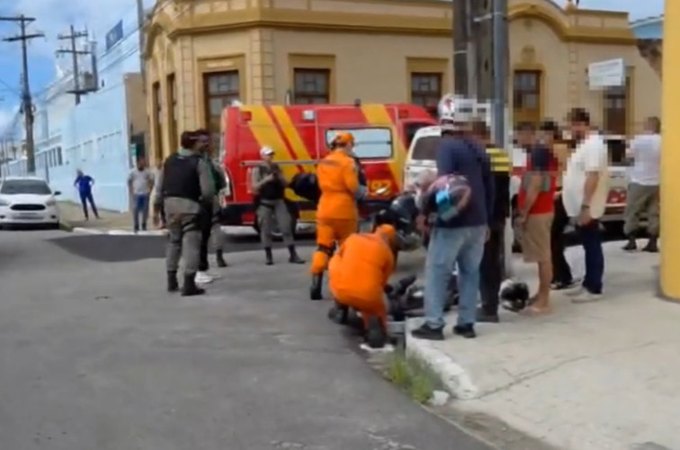 Motociclista por aplicativo colide em viatura da PM e fica ferido em Maceió