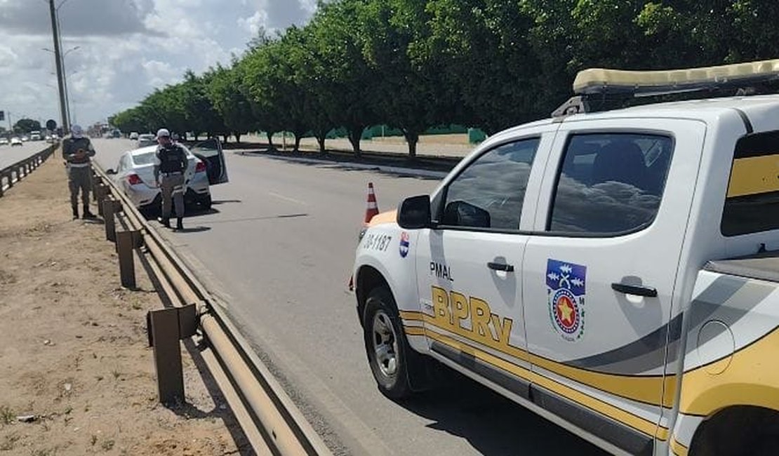 Após ser atingido por caminhão, motorista perde controle de carro e bate veículo em proteção de rodovia, em Arapiraca