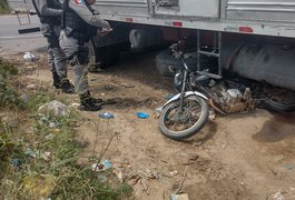 Vídeo. Motociclista sofre apenas escoriações após ficar embaixo de caminhão, em Arapiraca