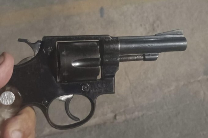 Rotam e Raio prendem homem com arma e drogas na sede de torcida organizada