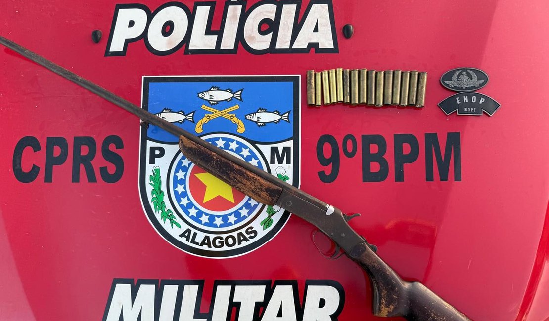 Policiais militares prendem marido que ameaçou esposa e realizam apreensão de espingarda, em Água Branca