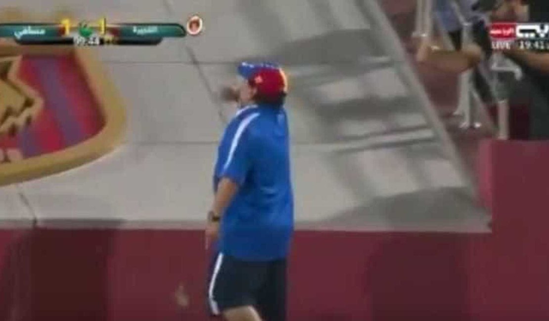 Maradona 'enlouquece' após gol aos 54' e xinga própria torcida
