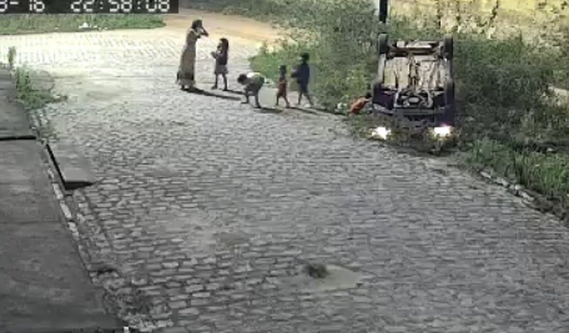 Vídeo mostra capotamento de carro e desespero dos feridos após morte de motorista, em Arapiraca