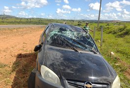 Após saída de pista, motorista capota carro na AL-115, em Arapiraca