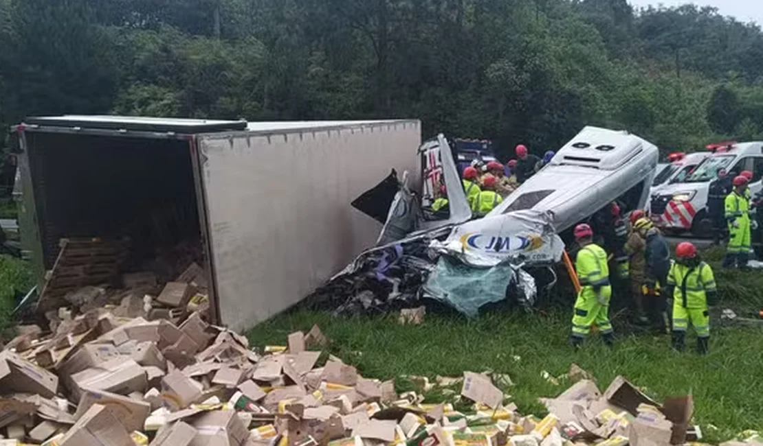 Carreta roubada tomba sobre van com passageiros que voltavam de culto e seis pessoas morrem