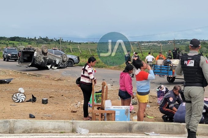 Viatura do Pelopes capota após colisão com reboque e duas pessoas ficam feridas na AL-115, em Arapiraca