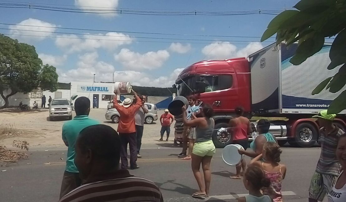 Moradores protestam contra a falta de água e fecham rodovia BR-316, em AL