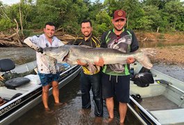 Guia e amigos suam para capturar pintado de 1,72m e 60 kg: 'Maior que eu'