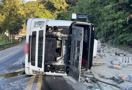 Motorista fica ferido após perder controle de carreta e tombamento veículo no interior de Alagoas