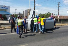 Pneu de reboque fura e carro vira na AL 220, próximo à UE