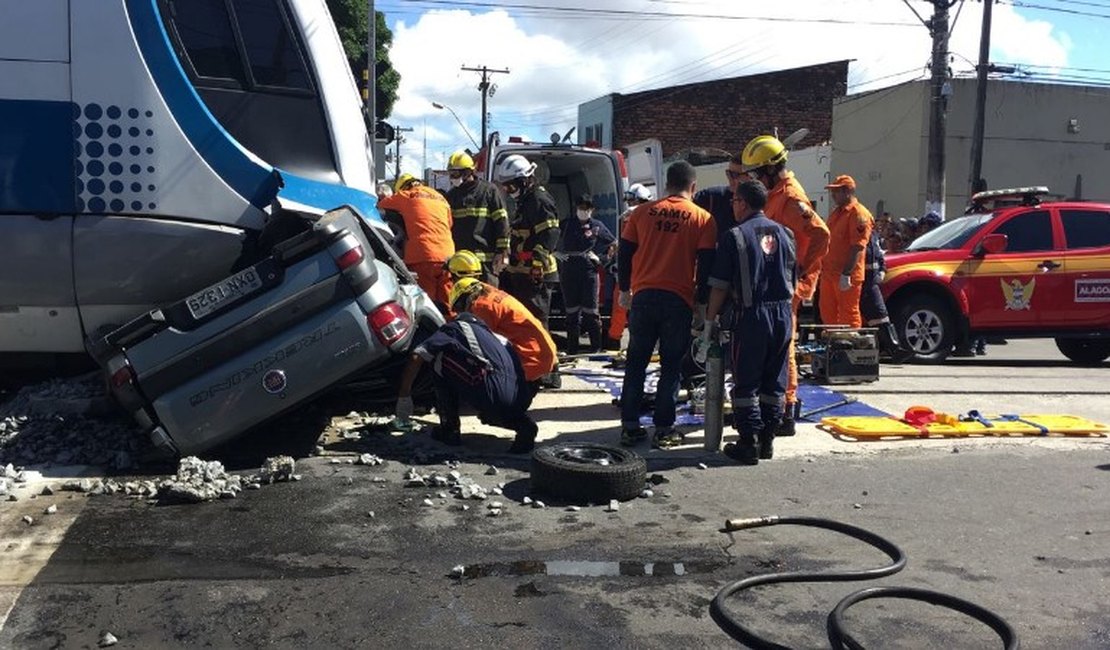 Veículo colide com VLT, é arrastado e capota em cruzamento no Poço