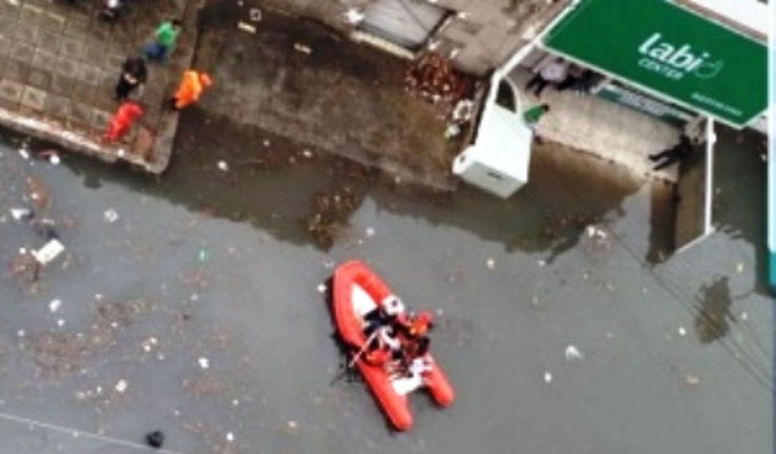 Passageiros de ônibus ilhado no Farol são resgatados em bote salva-vidas