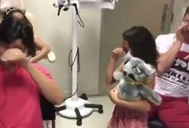 Com surdez severa, pai se emociona ao ouvir voz da filha pela primeira vez; veja vídeo