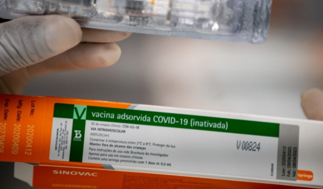Renan Filho anuncia chegada e distribuição de 15 mil vacinas da coronavac