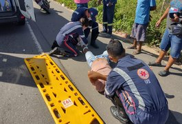 Condutor tenta mudar de sentido e fica ferido ao ser atingido por motociclista na AL-110