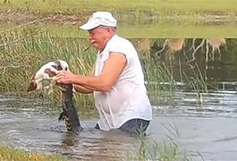 VÍDEO. Idoso entra em lago e resgata cachorro da boca de jacaré