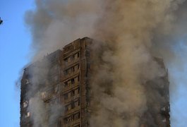 Sobe para 12 número de mortos em incêndio em prédio residencial em Londres